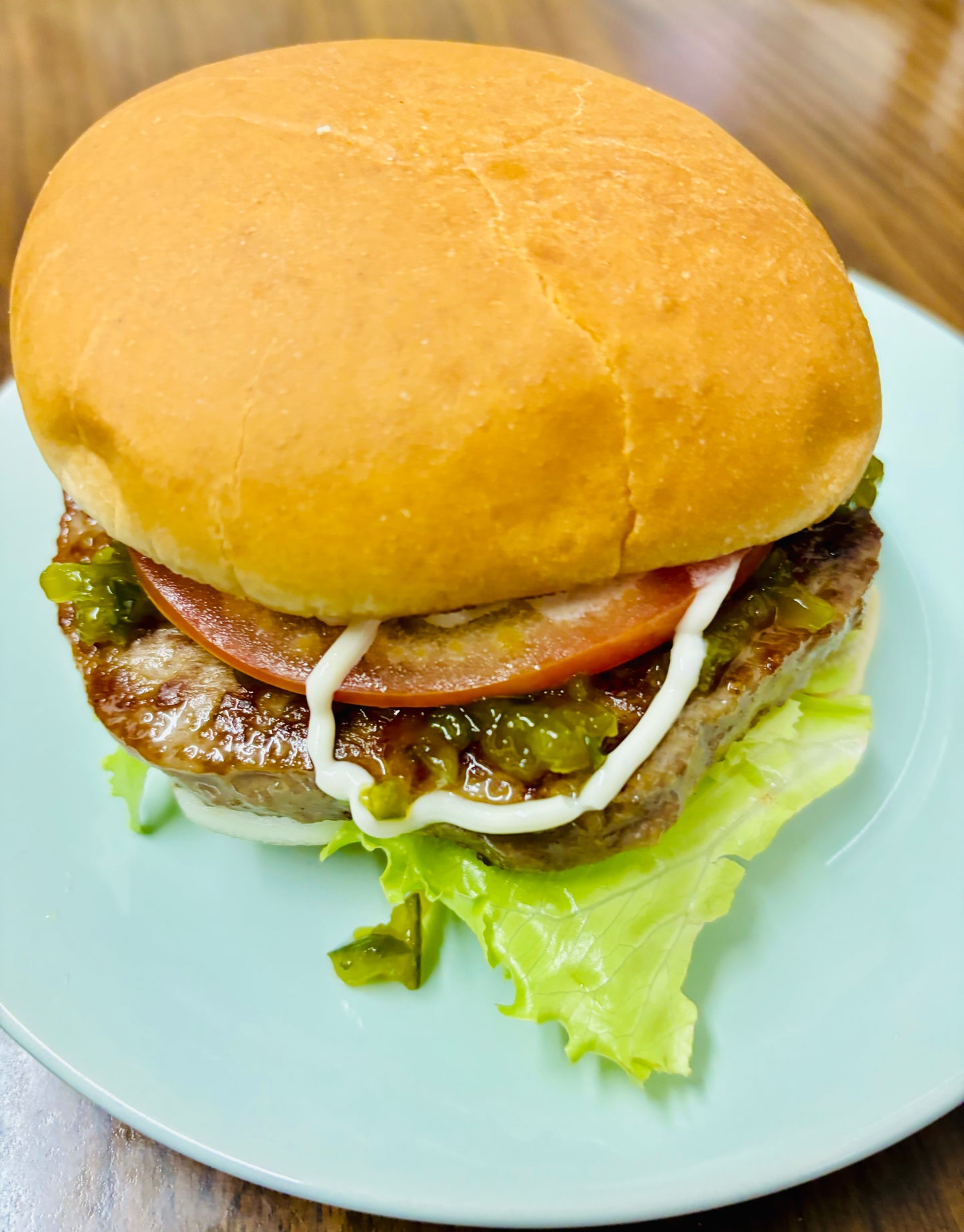 Deluxe Burger (Onion, Lettuce, Tomato) (Western food available daily until 3pm)