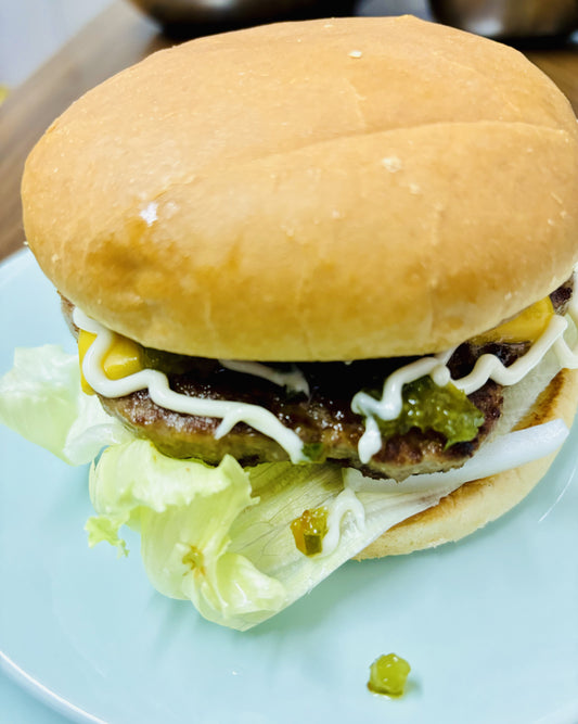 Deluxe Cheeseburger (Western food available daily until 3pm)